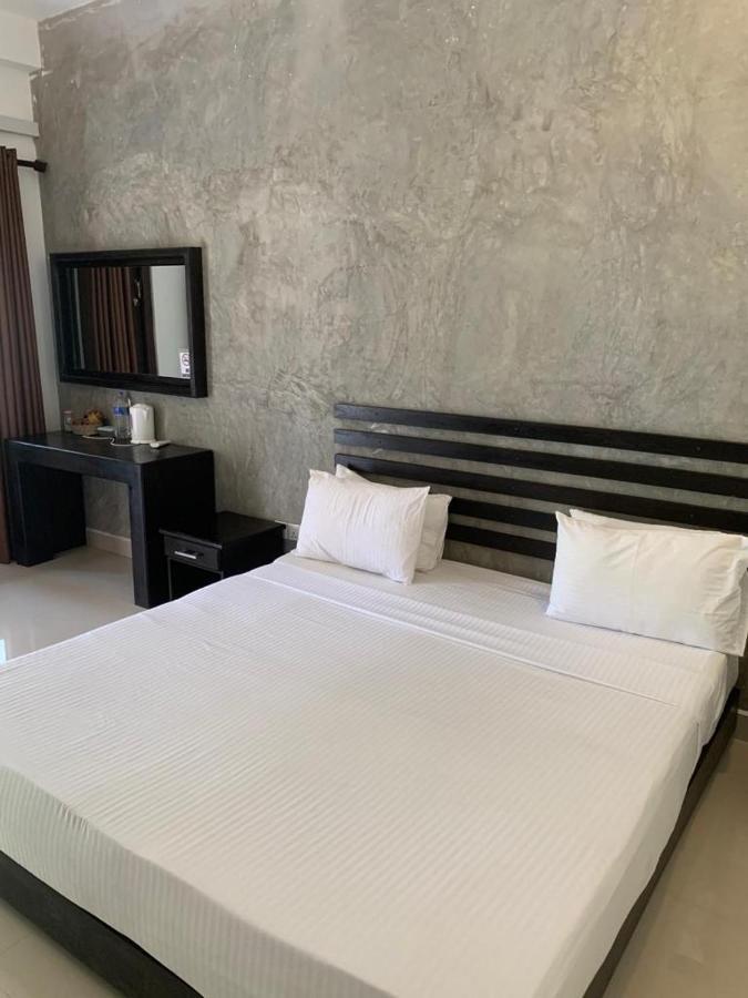 Sunrise Palace Negombo Exterior photo
